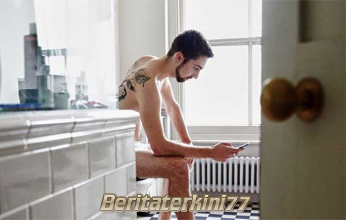 Dilarang Bermain Handphone Di Kamar Mandi